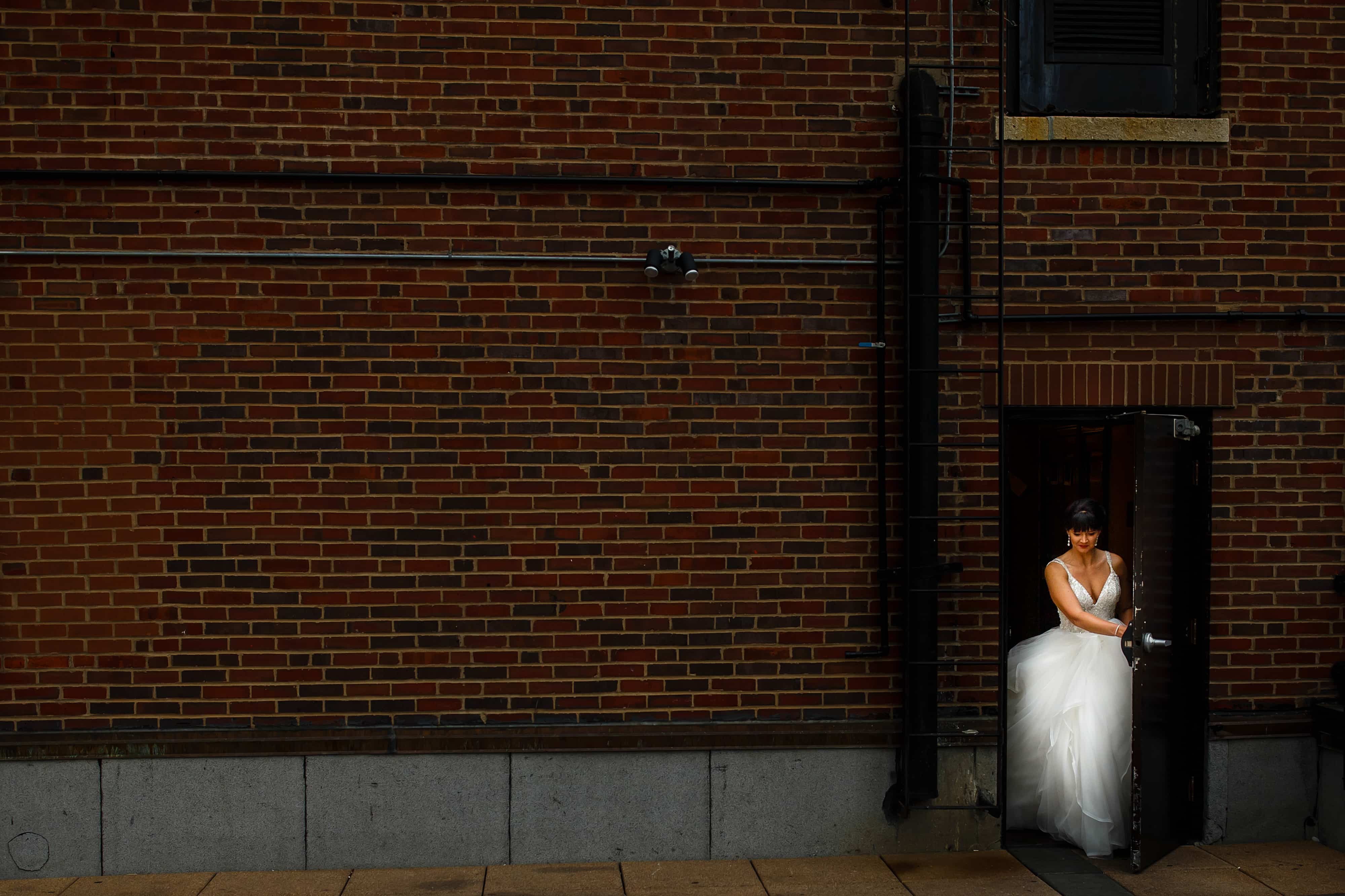 The bride walks out onto the rooftop in Chicago